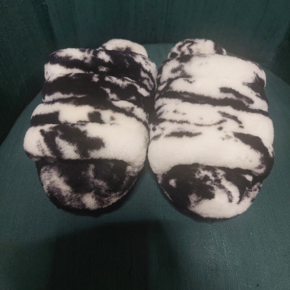 Cozy UGG  Black and White Fuzzy Slippers - Picture 1 of 3